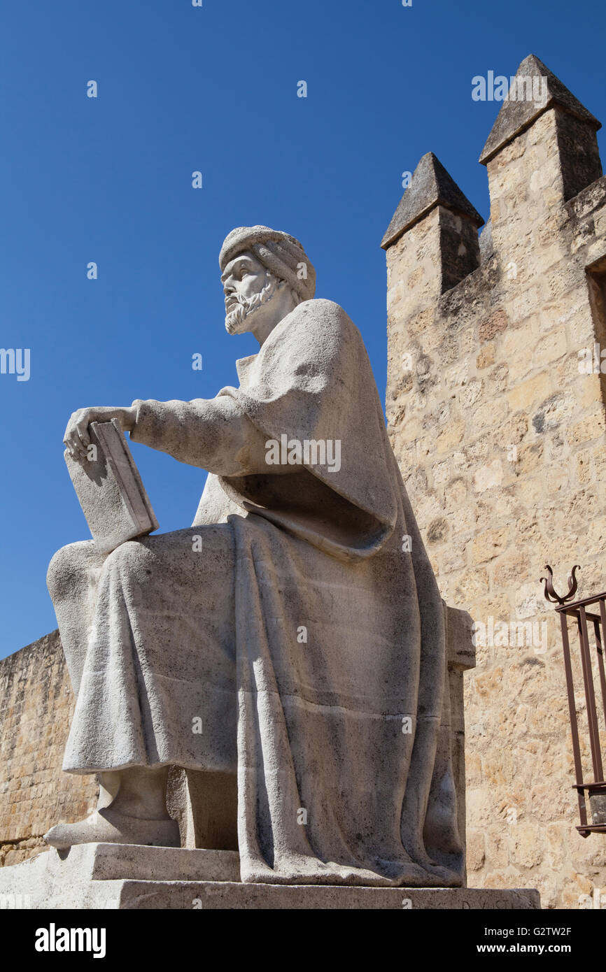 Spanien, Andalusien, Cordoba, Statue des Averroes vor der Stadtmauer. Stockfoto