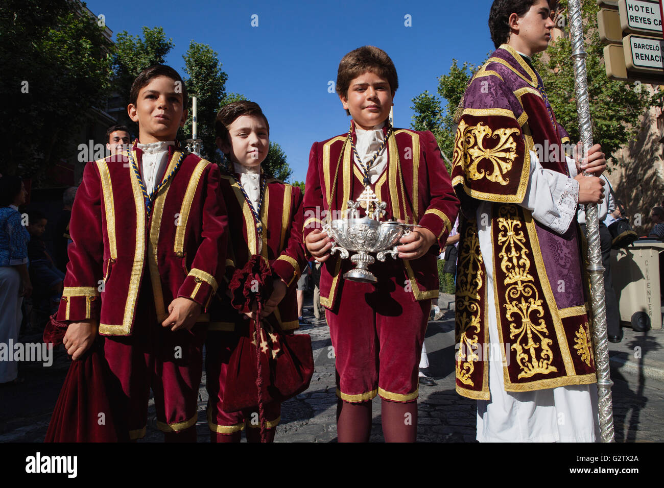 Spanien, Andalusien, Sevilla, Ministranten, einschließlich des Weihrauch-Boot-Trägers in der Corpus Chrisit Prozession von Iglesia De La Magdelena. Stockfoto