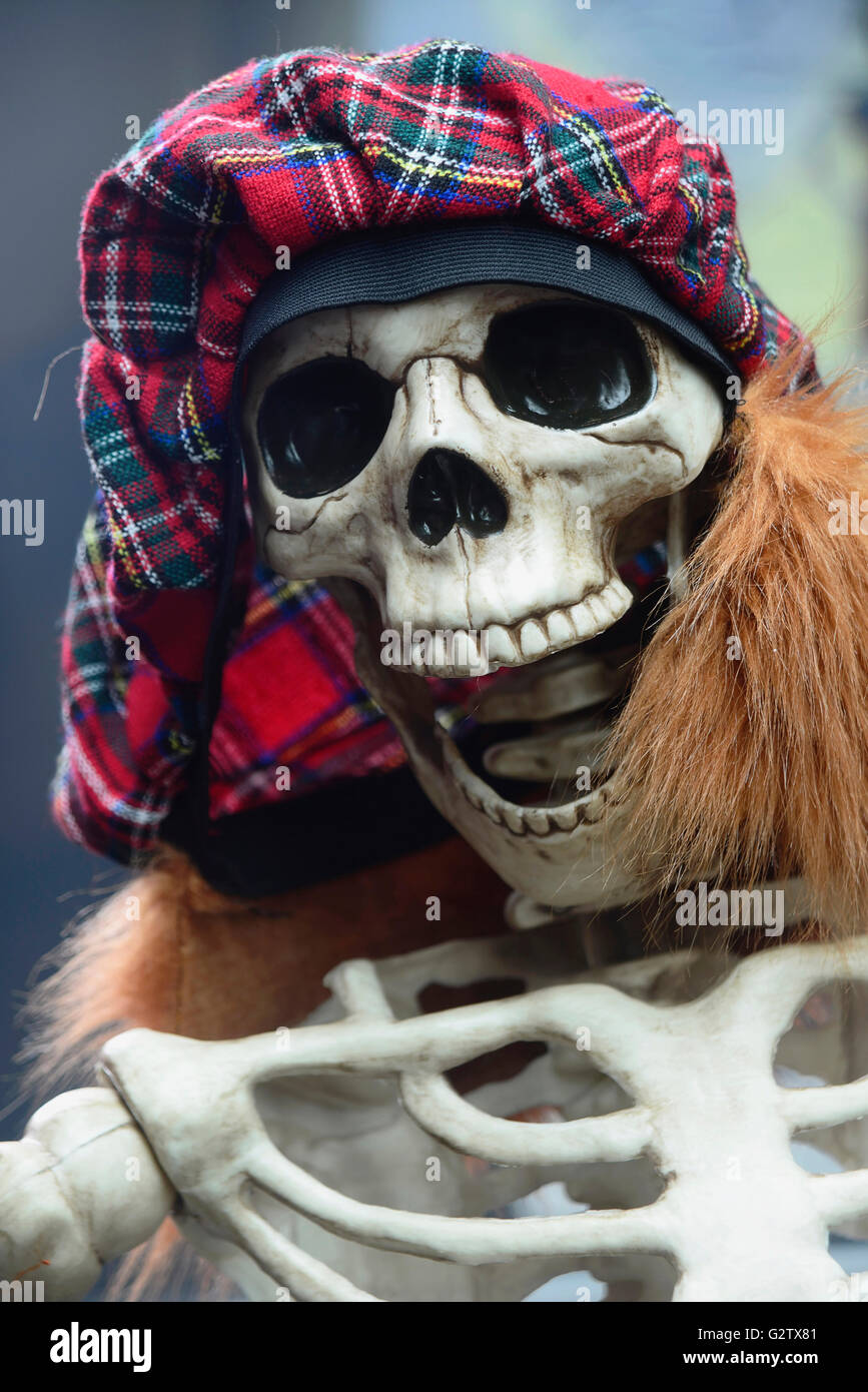 Schottland, Edinburgh, Skelett mit Witz Tam o' shanter & rote Haare Hat. Stockfoto