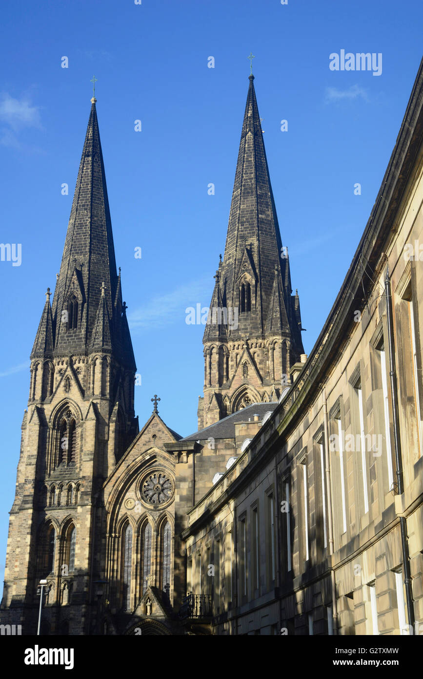 Schottland, Edinburgh, St Mary's Episcopal Cathedral mit georgianischen Häusern Palmerston Platz im West End. Stockfoto Schottland, Edinburgh, St Mary's Episcopal Cathedral mit georgianischen Häusern Palmerston Platz im West End. Stockfoto
