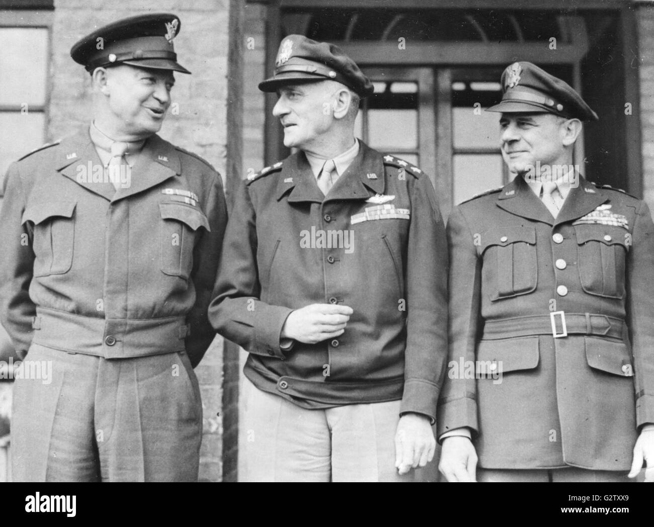 General Dwight D. Eisenhower (links), Supreme Allied Commander für die Europäische Invasion, plaudert mit Lt. Gens. Carl Spaatz (Mitte) und James "Jimmy" Doolitte, als er seinen ersten Besuch in einem mittleren Bomber bezahlt Bahnhof irgendwo in England. Stockfoto General Dwight D. Eisenhower (links), Supreme Allied Commander für die Europäische Invasion, plaudert mit Lt. Gens. Carl Spaatz (Mitte) und James "Jimmy" Doolitte, als er seinen ersten Besuch in einem mittleren Bomber bezahlt Bahnhof irgendwo in England. Stockfoto