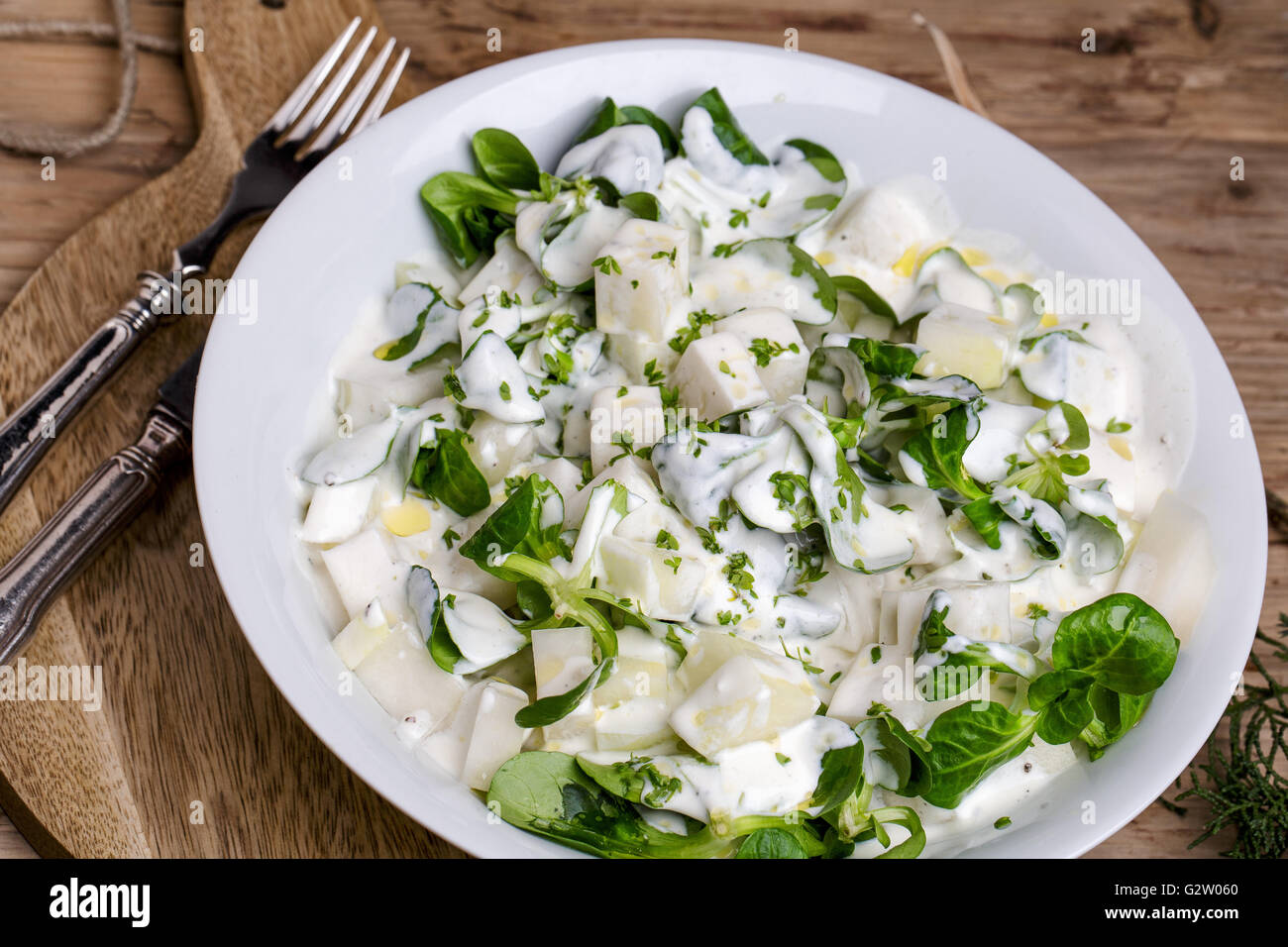 Frischer Salat aus rohen Kohlrabi mit Joghurt Stockfoto