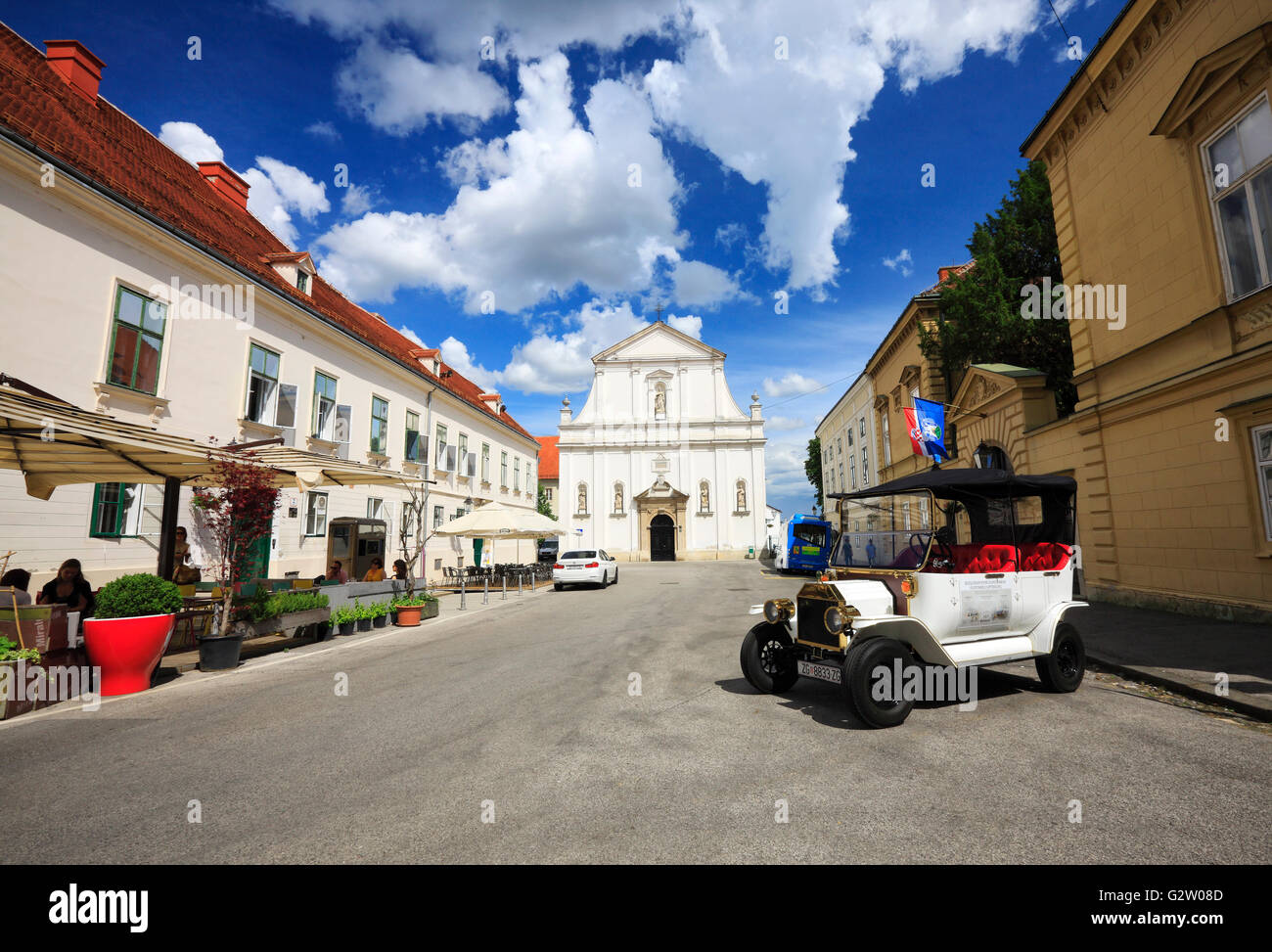 Oberstadt Zagreb. Saint Catherine Church auf der Rückseite und touristische Oldtimer vor Stockfoto