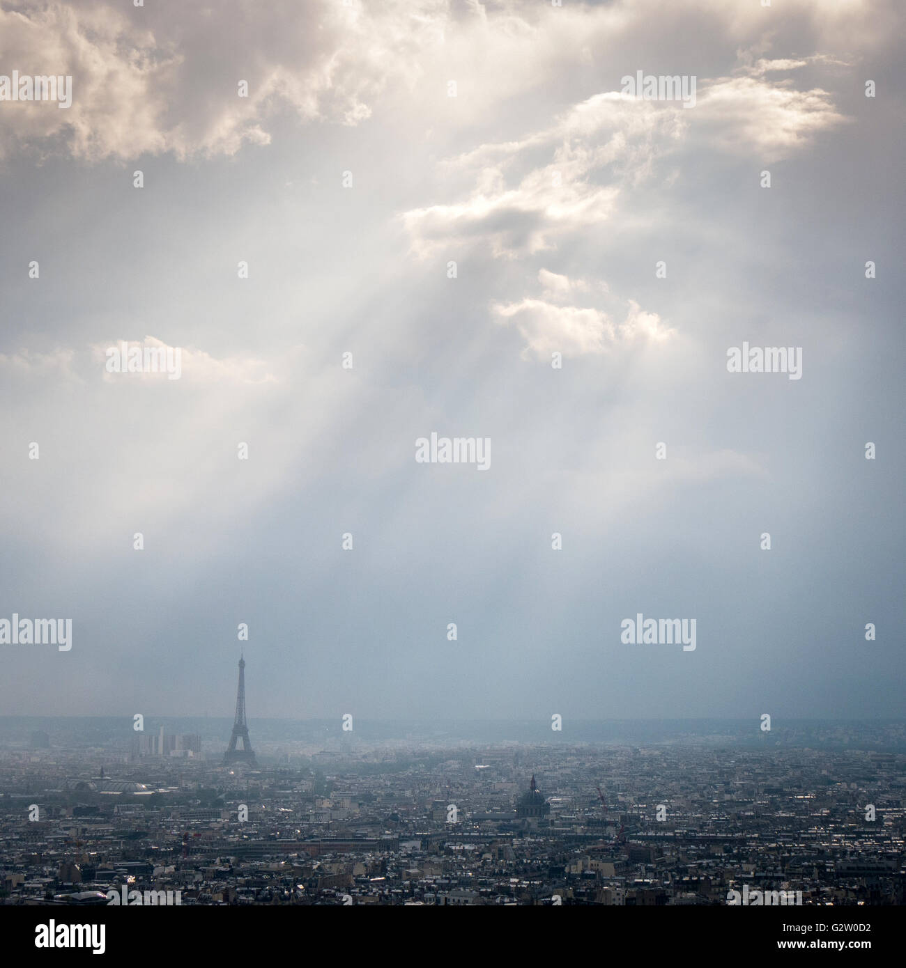 Die Aussicht vom Sacre Coeur in Montmartre, Paris an einem stürmischen Tag Stockfoto