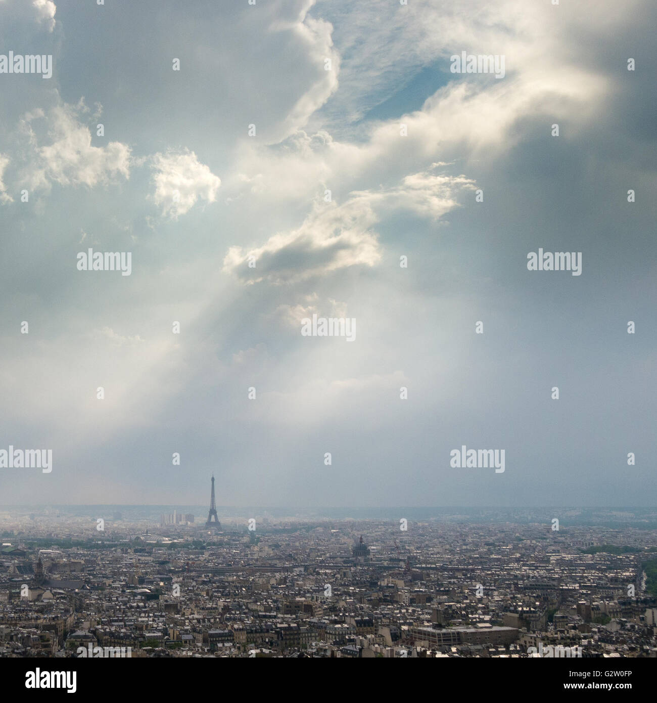 Die Aussicht vom Sacre Coeur in Montmartre, Paris an einem stürmischen Tag Stockfoto