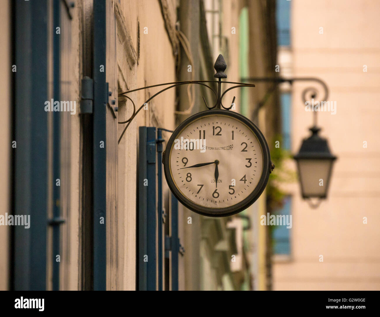 Eine kunstvolle Uhr an der Wand in einer Straße in Paris Stockfoto