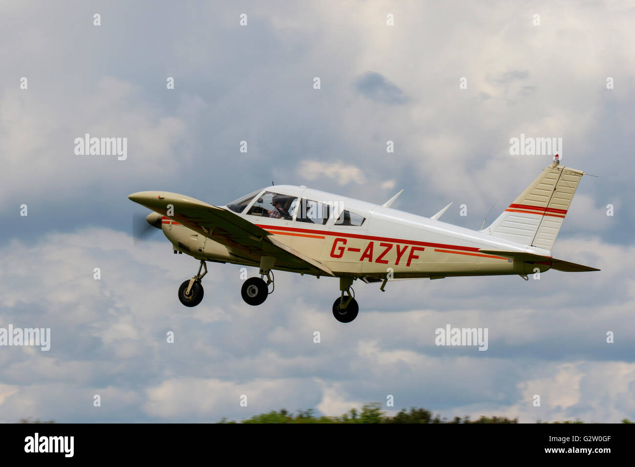 Piper PA-28-180 Cherokee G-AZYF im Flug abheben vom Flugplatz Breighton Stockfoto