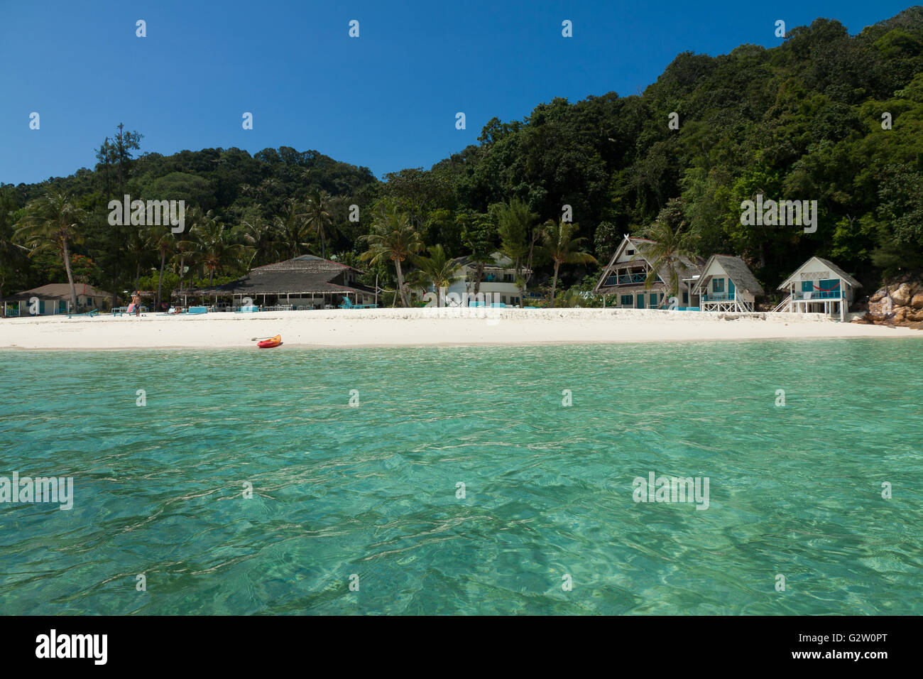 Landschaft der kleinen tropischen Insel Strand mit schönen Bungalow und perfekte Himmel Stockfoto