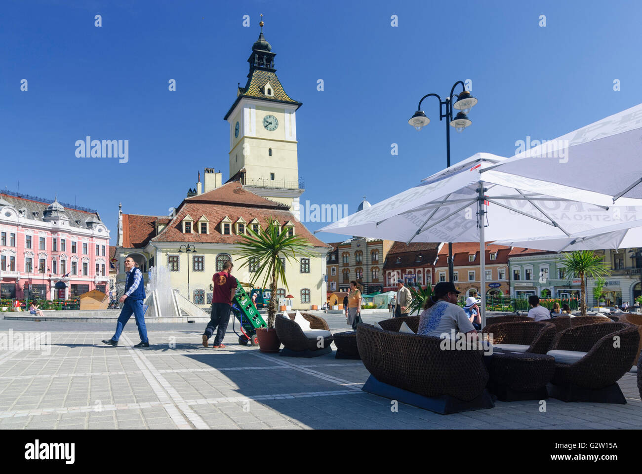 Piata Sfatului (Rathausplatz) mit Rathaus, Rumänien, Transsilvanien, Siebenbürgen, Brasov (Kronstadt) Stockfoto