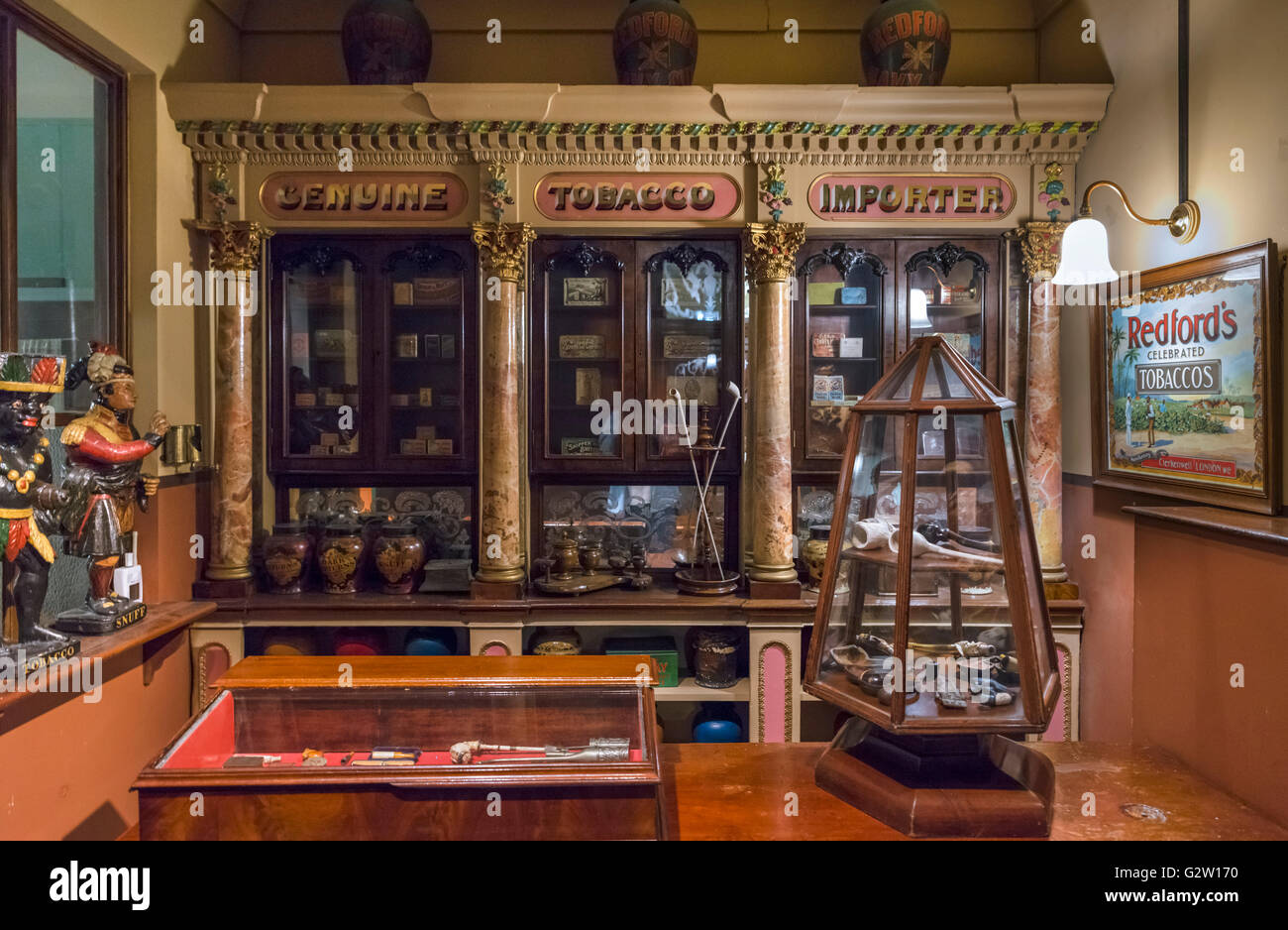 Reproduktion von einem tabakgeschäft Shop im viktorianischen London, Museum of London, London, Großbritannien Stockfoto