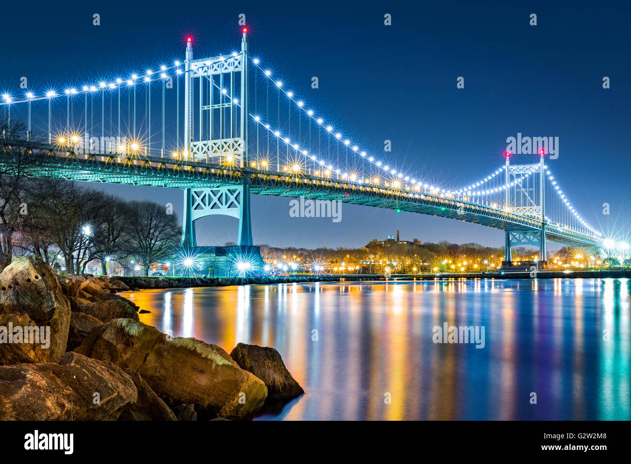 Robert F. Kennedy-Brücke (aka Triboro Bridge) bei Nacht gesehen aus Randalls Island, New York Stockfoto