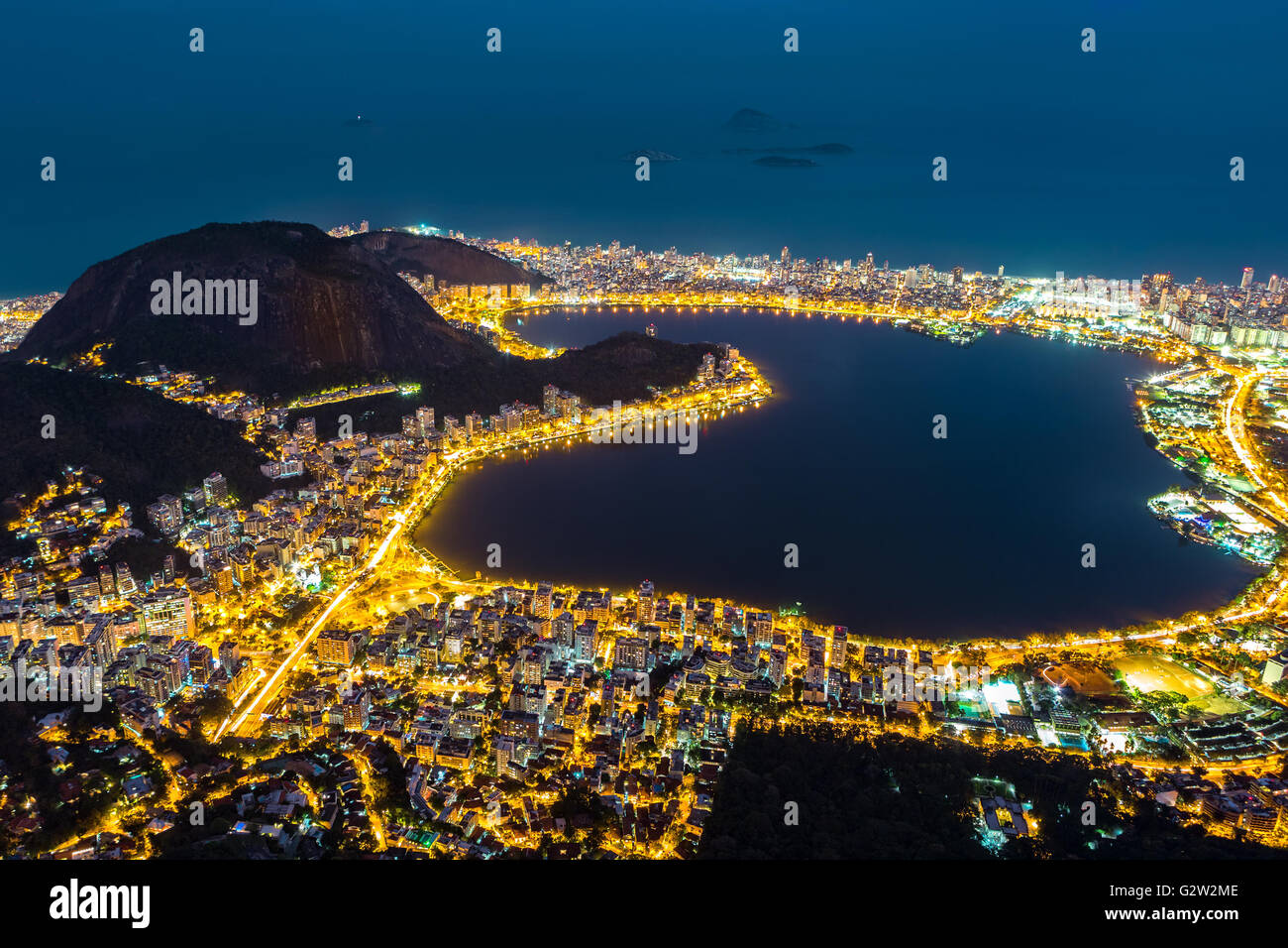 Luftaufnahme von Rio De Janeiro bei Nacht. Stockfoto
