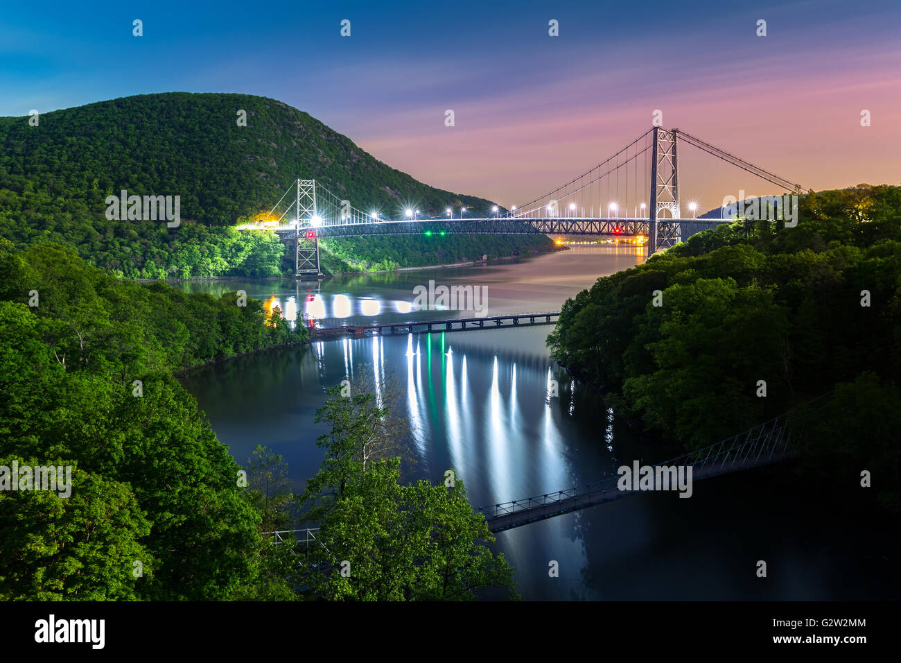 Hudson River Valley mit Bear Mountain Bridge beleuchtet bei Nacht, im Staat New York Stockfoto