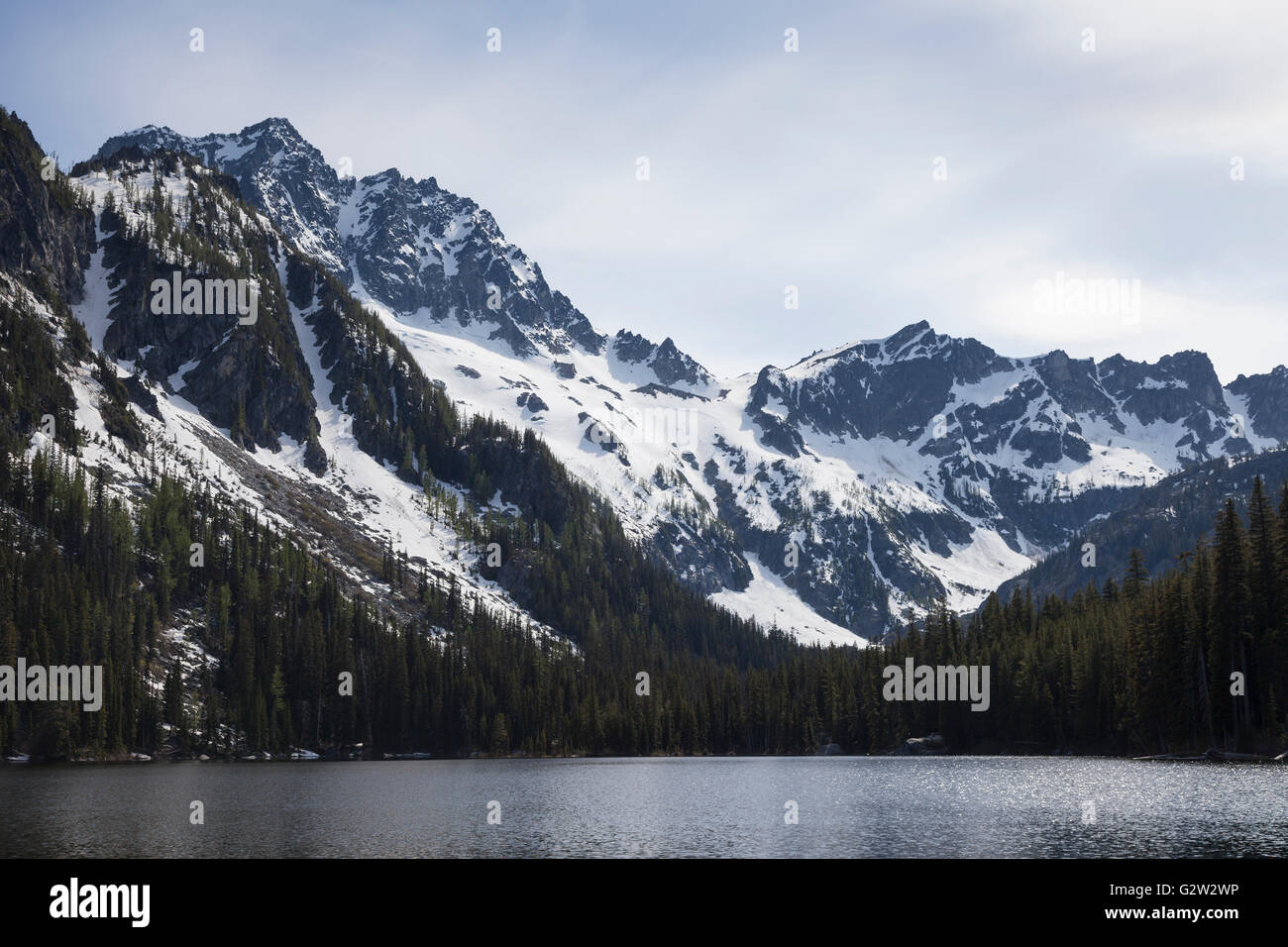 Alpinen Seen Wildnis, Washington: Lake Stuart mit Bereich von Stuart Gipfeln. Stockfoto
