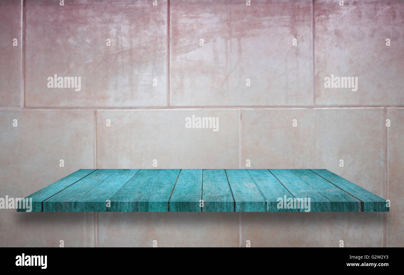 Spitze des blauen Holzregal auf keramischen Fliesen Wand Textur Hintergrund, Fotoarchiv Stockfoto