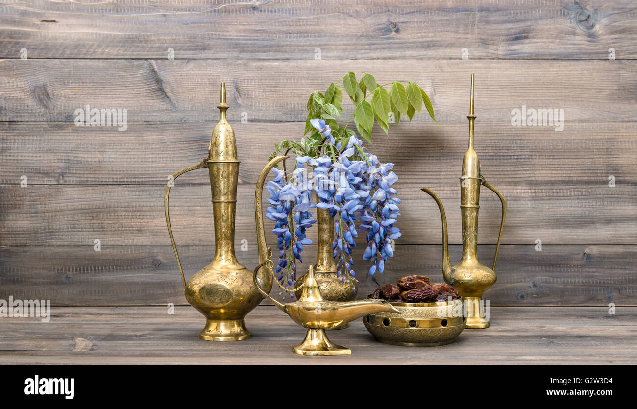Arabische Krug, Vase, Lampe, Teekanne. Früchte und Blumen. Goldene orientalische Dekorationen. Essen und trinken Stockfoto