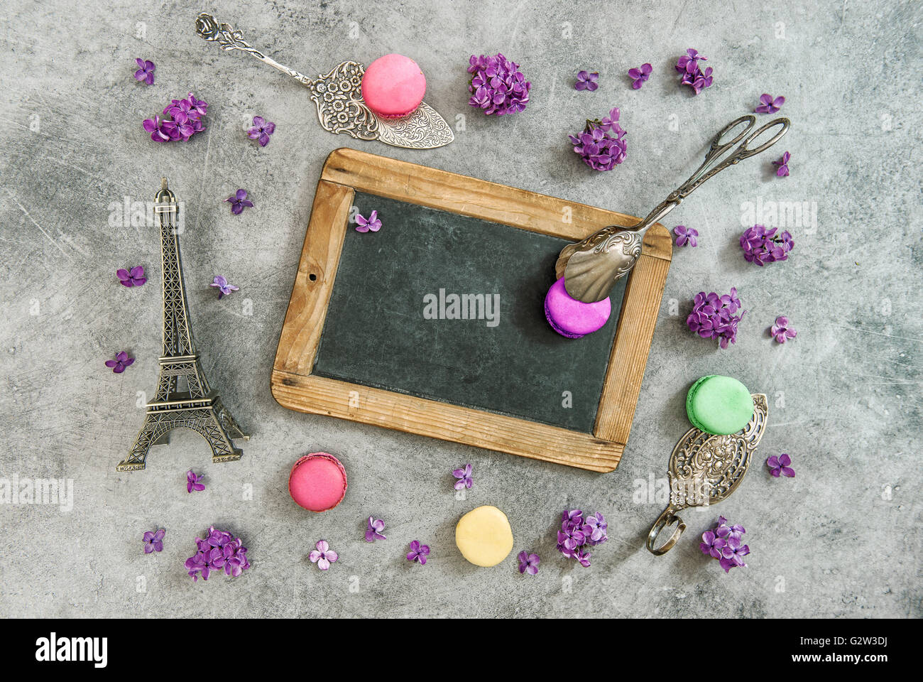 Vintage Tafel, Makronen Cookies, Eiffelturm Paris Souvenir. Antike Dekorationen Stockfoto