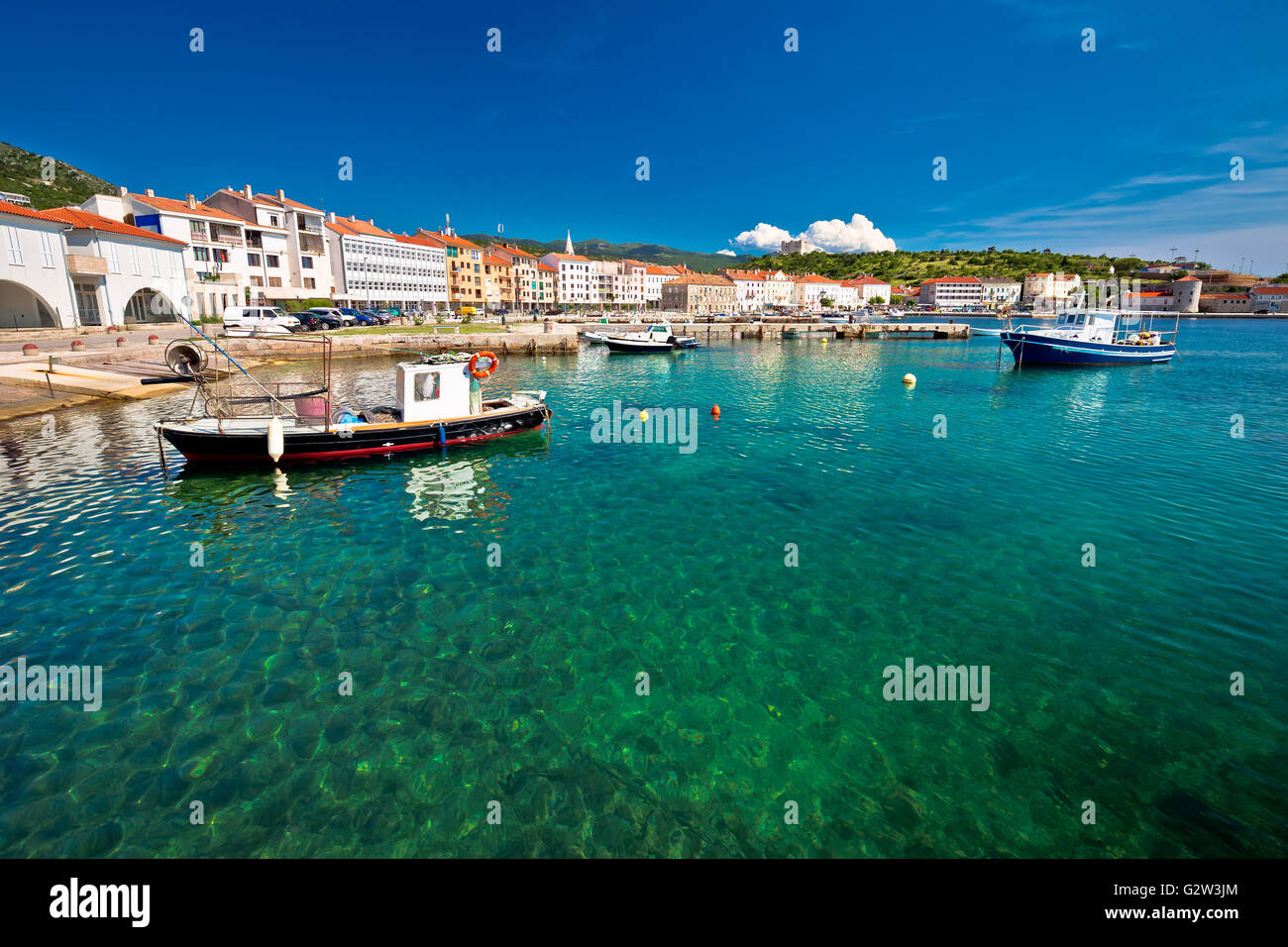 Türkisfarbene Wasser der Stadt Senj, Region Primorje in Kroatien Stockfoto