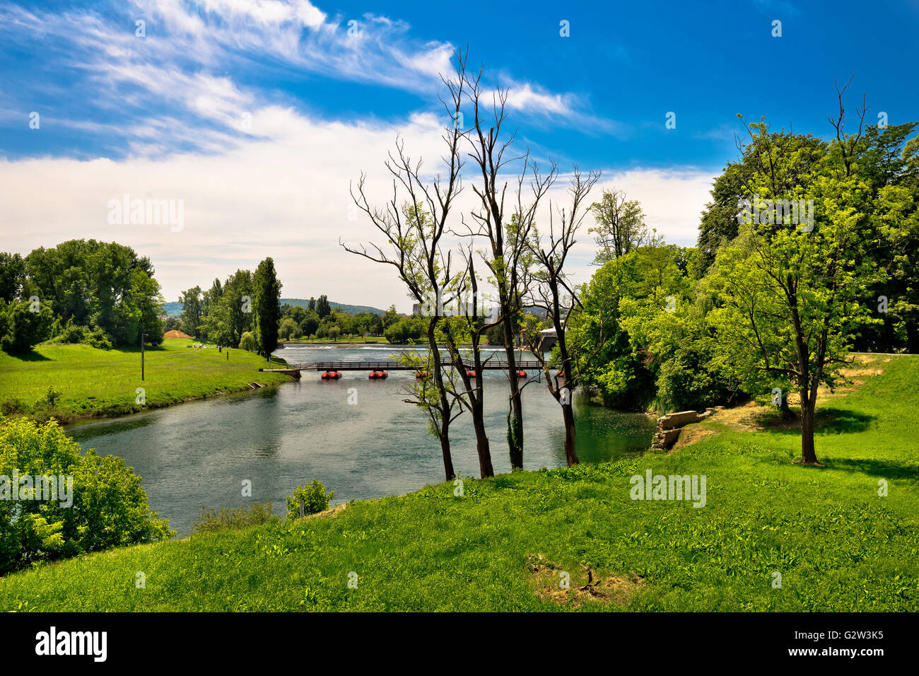 Korana Flusslandschaft in Karlovac, grüne Landschaft und Brücke Stockfoto