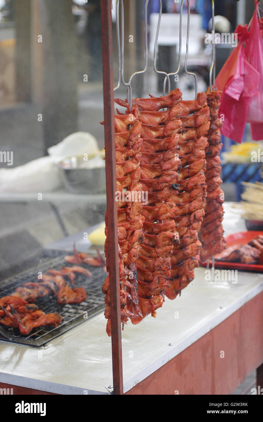 gebratene Hähnchenflügel am Spieß Stockfoto
