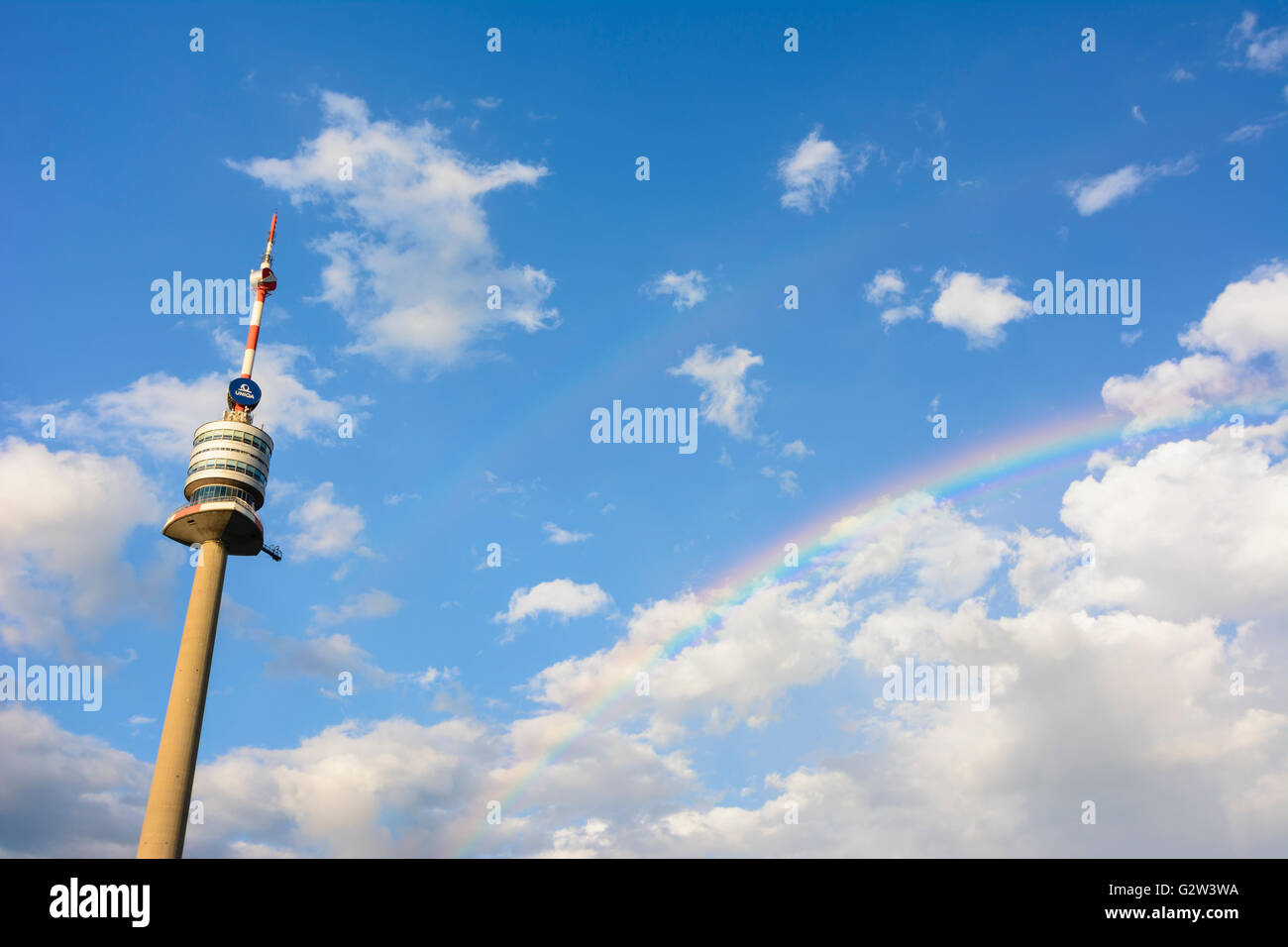 TV-Turm-Donauturm und Regenbogen, Österreich, Wien, Wien Stockfoto