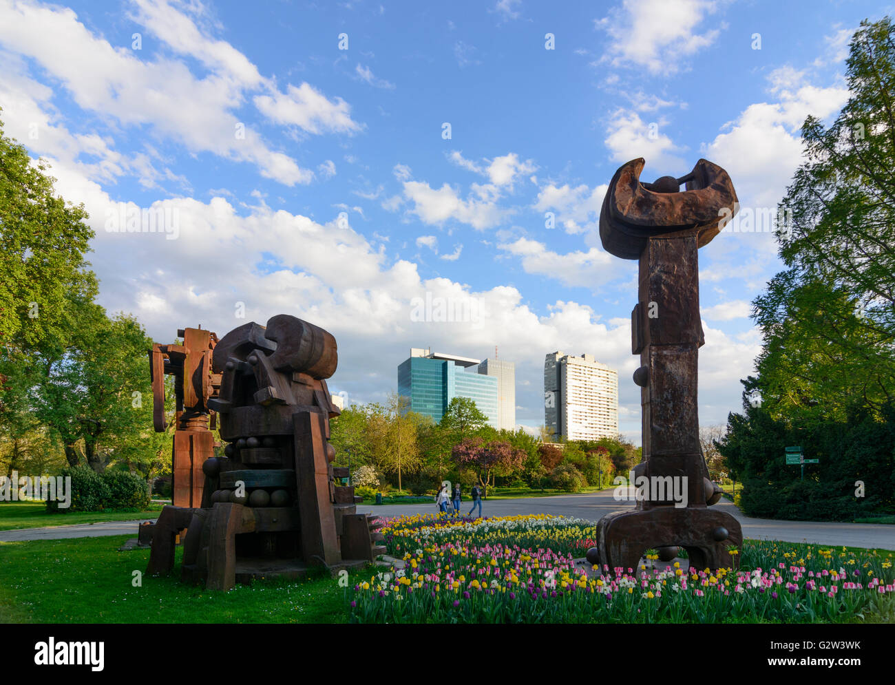 Donaupark mit Skulptur "das goldene Kalb, die Technik als die Apokalypse" und die Donau-City im Hintergrund, Österreich Stockfoto