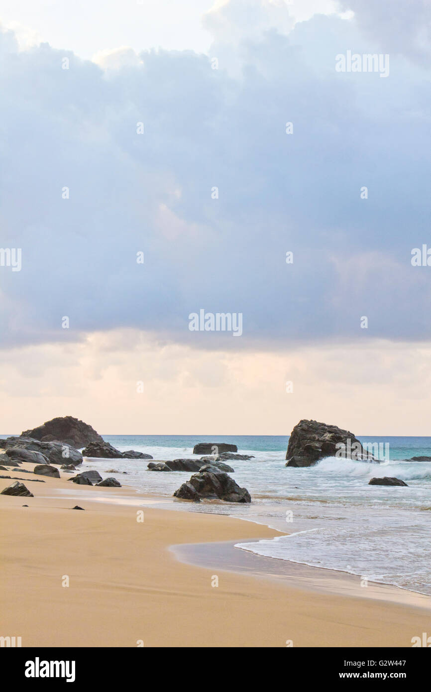 Blick auf Strand von Fernando De Noronha, Brasilien bei Sonnenuntergang an einem bewölkten Tag Stockfoto