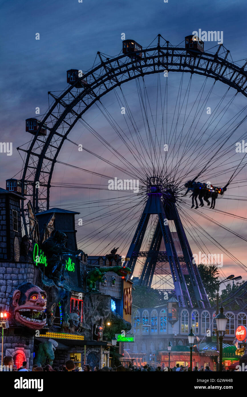 Prater mit Spukschloss, Riesenrad und Swing "Tornado", Österreich, Wien, Wien Stockfoto