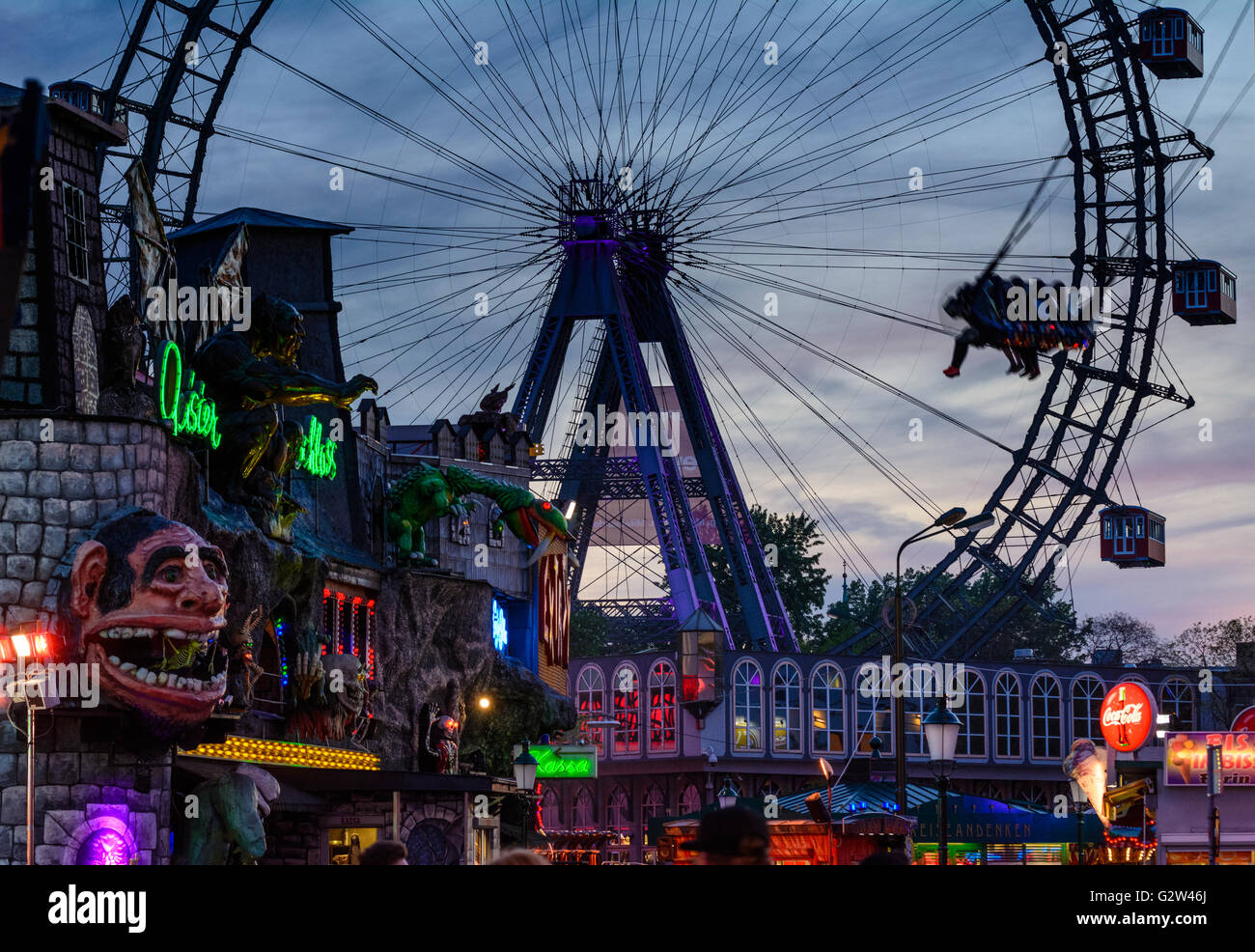 Prater mit Spukschloss, Riesenrad und Swing "Tornado", Österreich, Wien, Wien Stockfoto