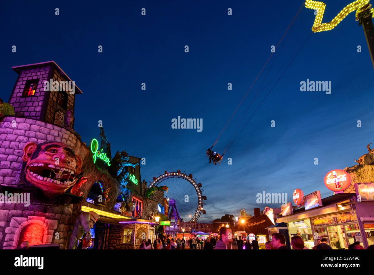 Prater mit Spukschloss, Riesenrad und Swing "Tornado", Österreich, Wien, Wien Stockfoto