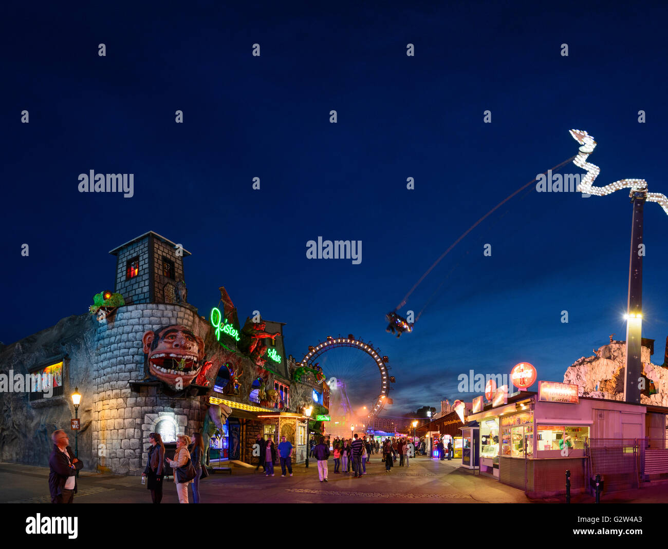 Prater mit Spukschloss, Riesenrad und Swing "Tornado", Österreich, Wien, Wien Stockfoto