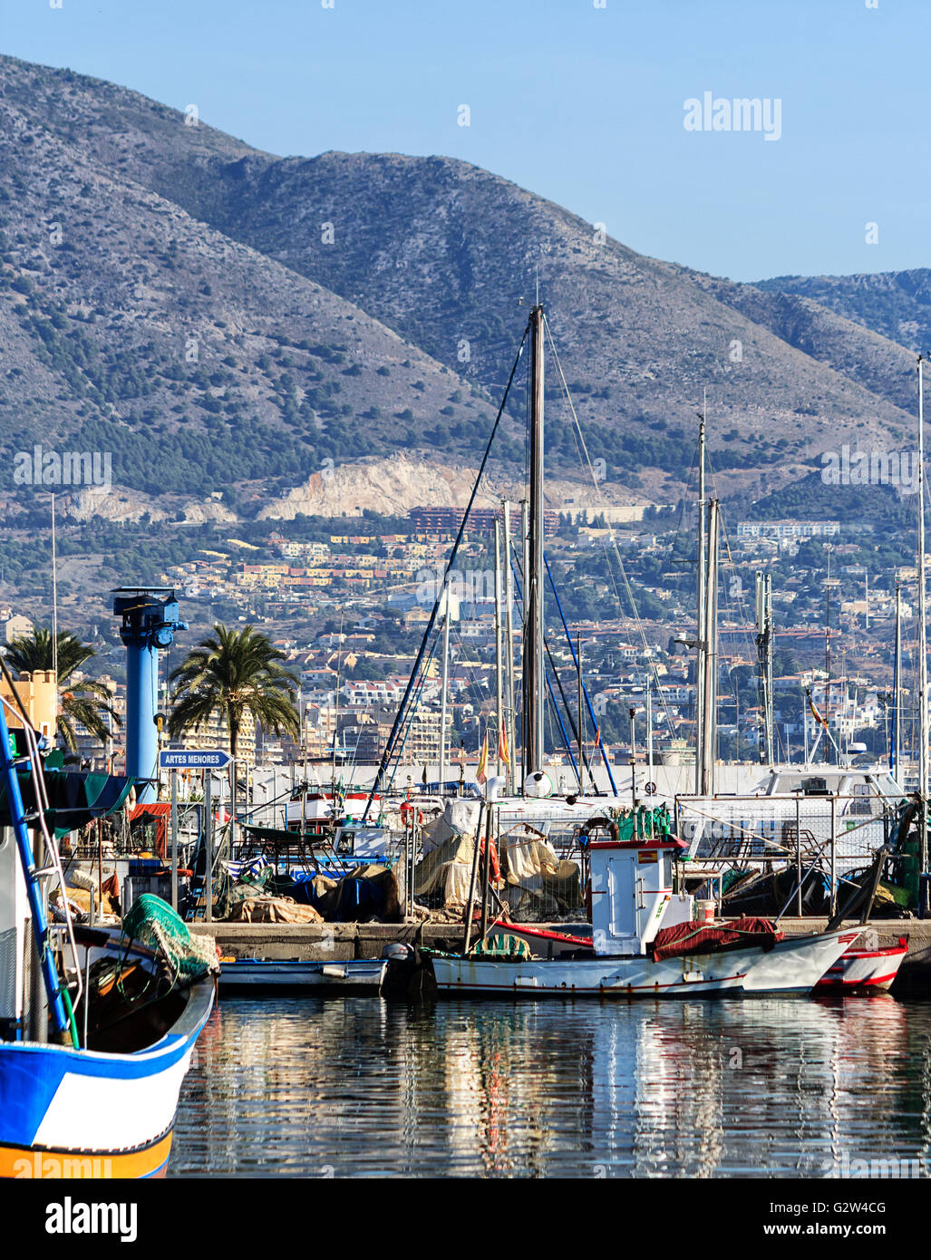 Fischerei Hafen von Fuengirola, Ferienort in der Nähe von Málaga, Südspanien Stockfoto