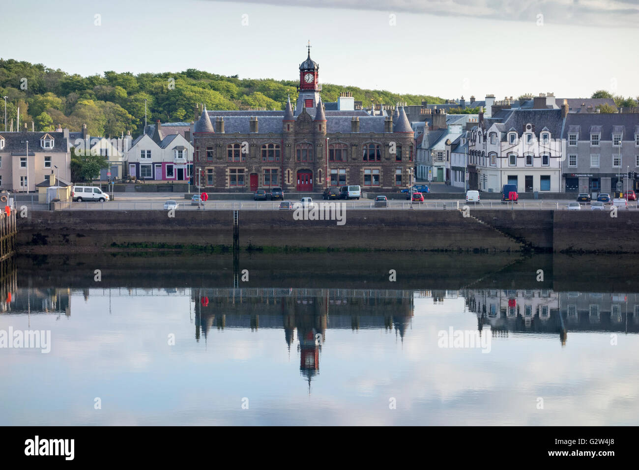 Stornoway Rathaus am frühen Morgen Reflexion Isle of Lewis Western Isles äußeren Hebriden Schottland Großbritannien Stockfoto