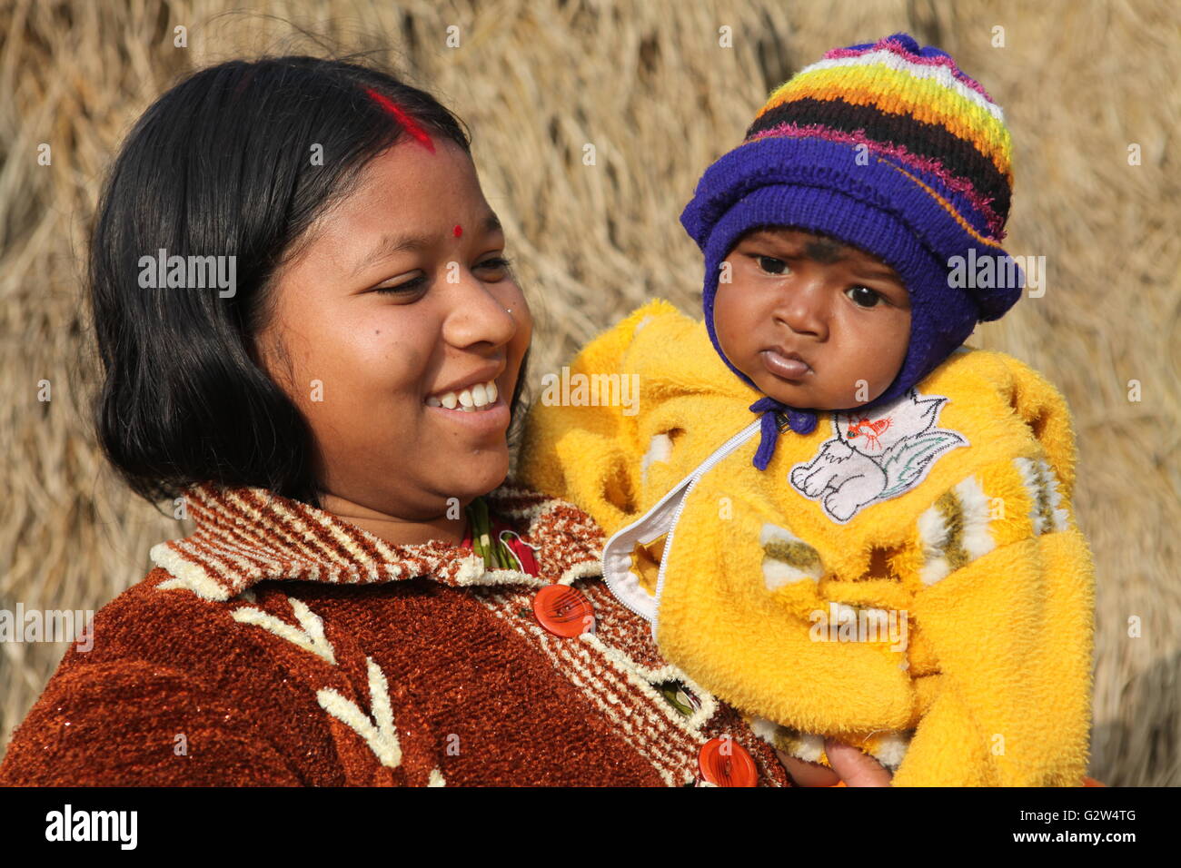 Mutter Kind an ein Tribal Kolonie im Norden von Bengalen, Indien Stockfoto