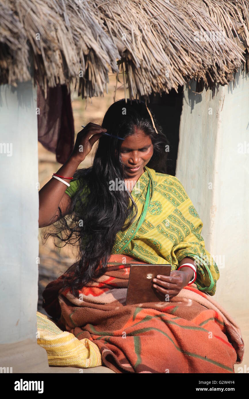 Dorf Frau, die ihre langen Haare einstellen vor Ihrer Lehmhütte in raiganj, Nord-bengalen Stockfoto
