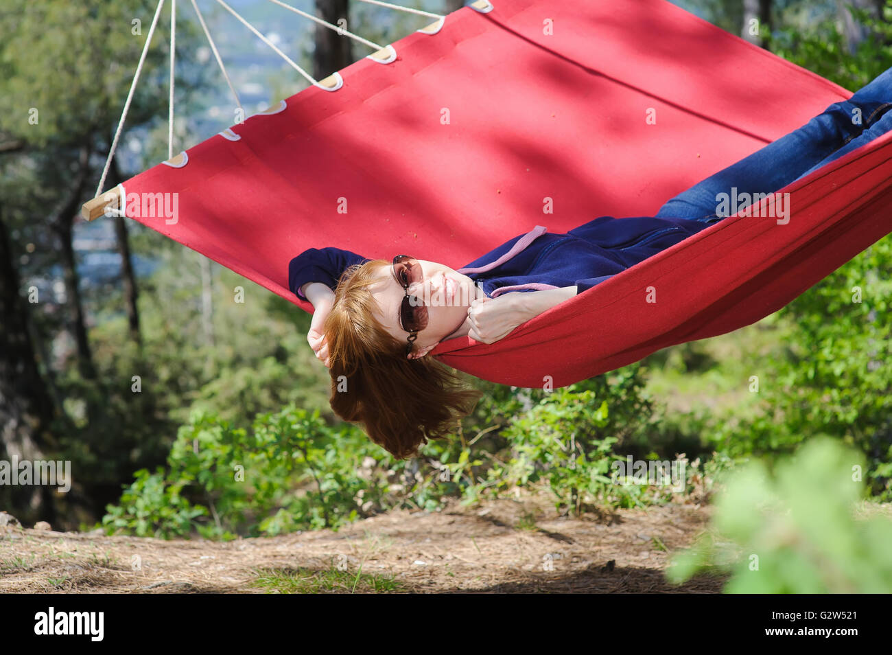 Glückliches Mädchen zum Entspannen In der Hängematte Stockfoto