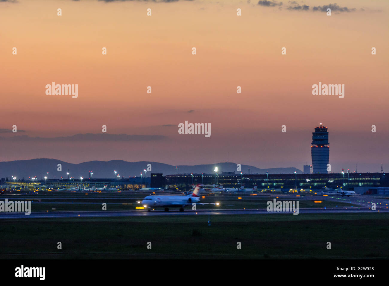 Flughafen Wien: Tower, Terminal und Flugzeugen, Österreich, Wien, Wien Stockfoto