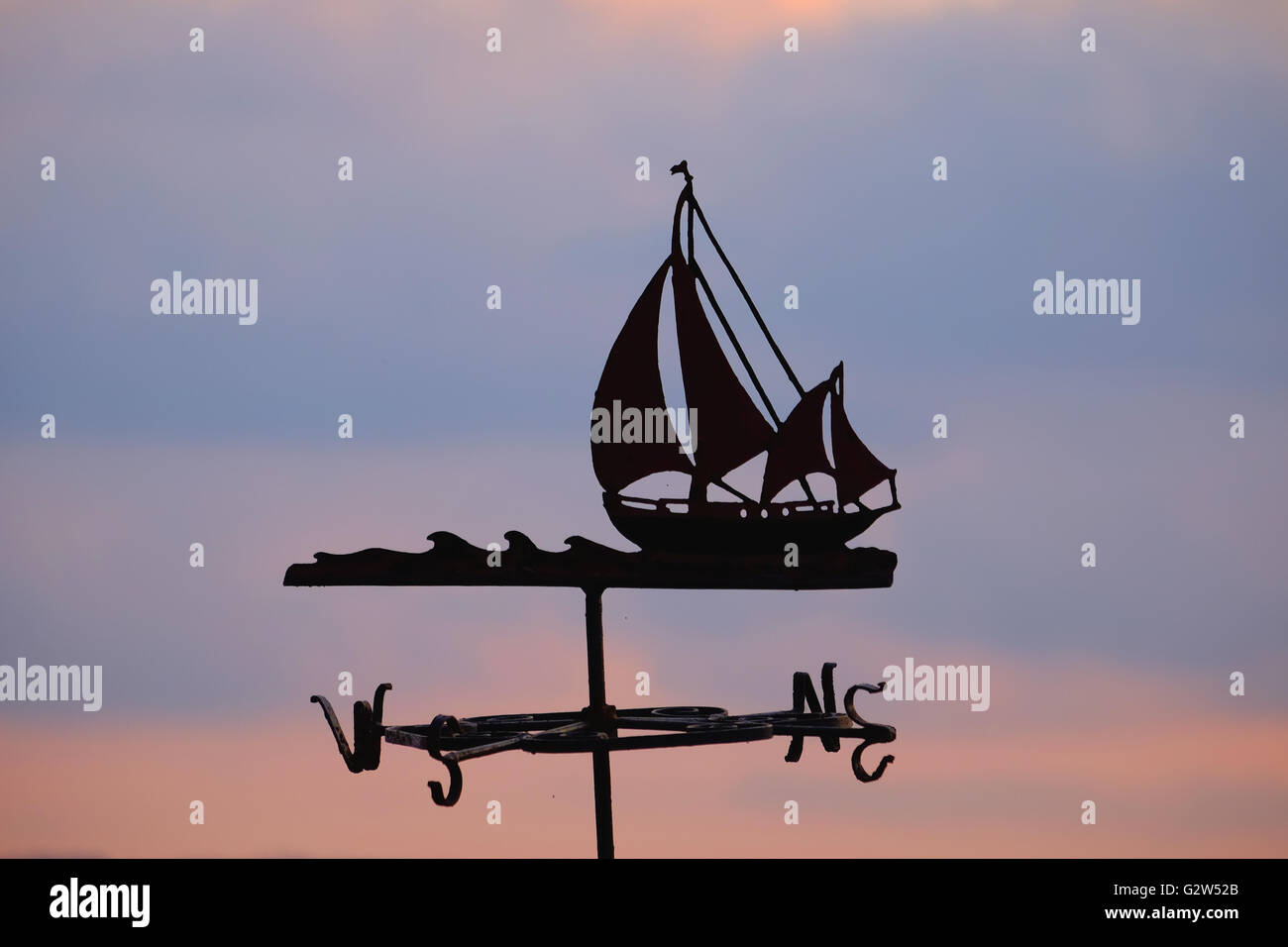 Eine Windfahne, zeigt eine Segelschiff. Stockfoto