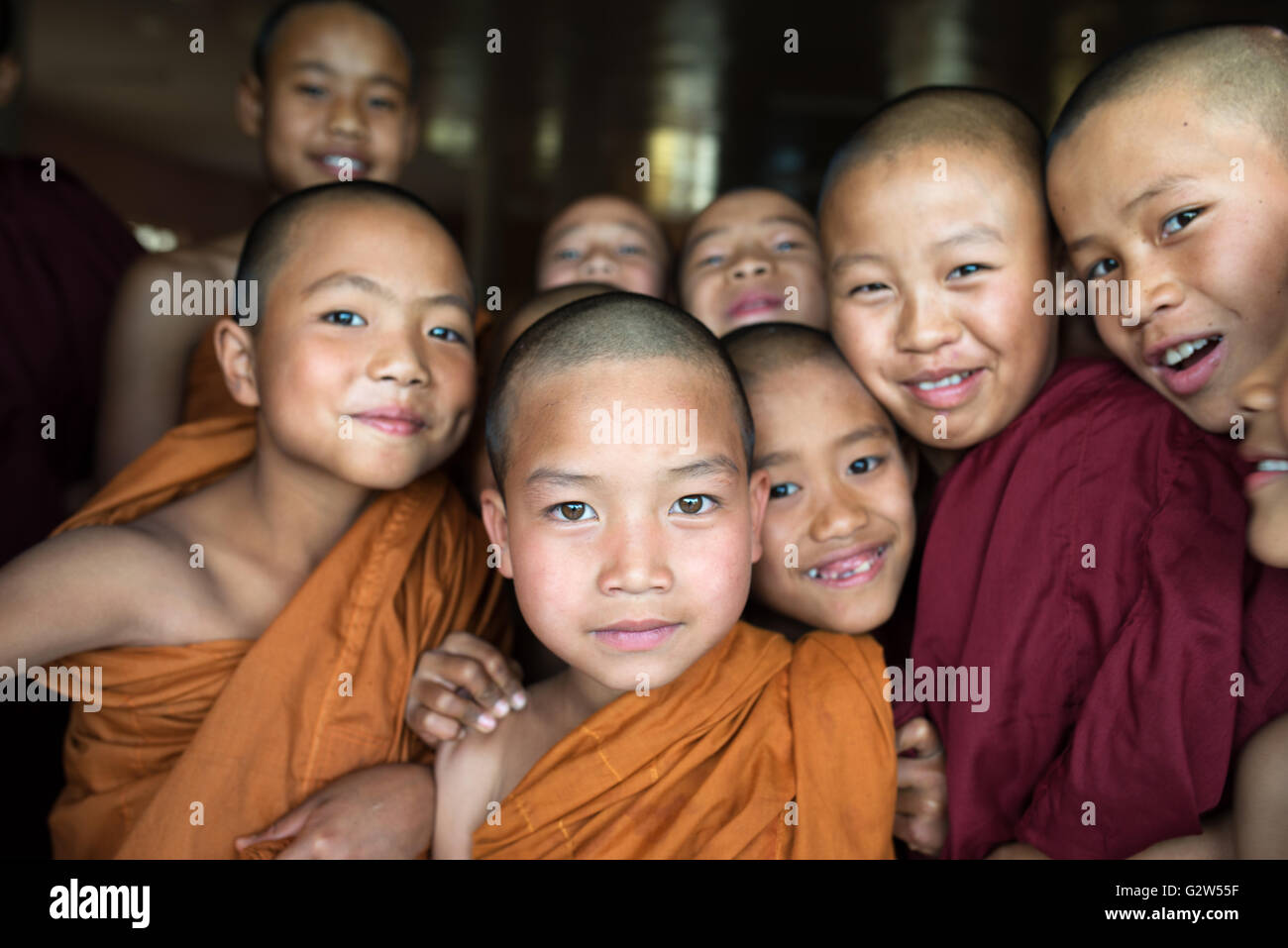 Jungen Novizen, angezogen von einer Kamera, Shan State in Myanmar Stockfoto