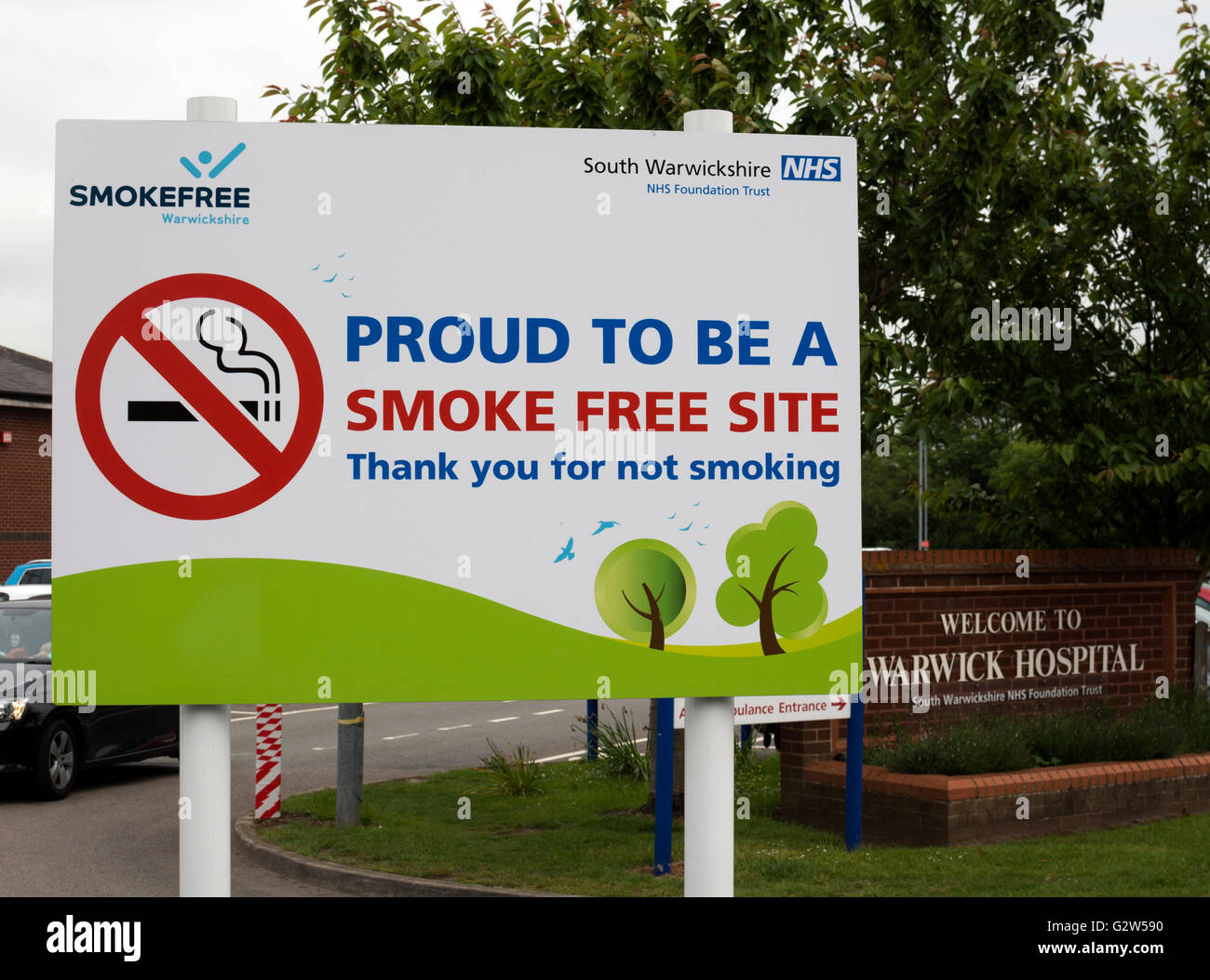 Kostenlose Website Zeichen, Warwick Krankenhaus, Warwickshire, UK zu rauchen Stockfoto