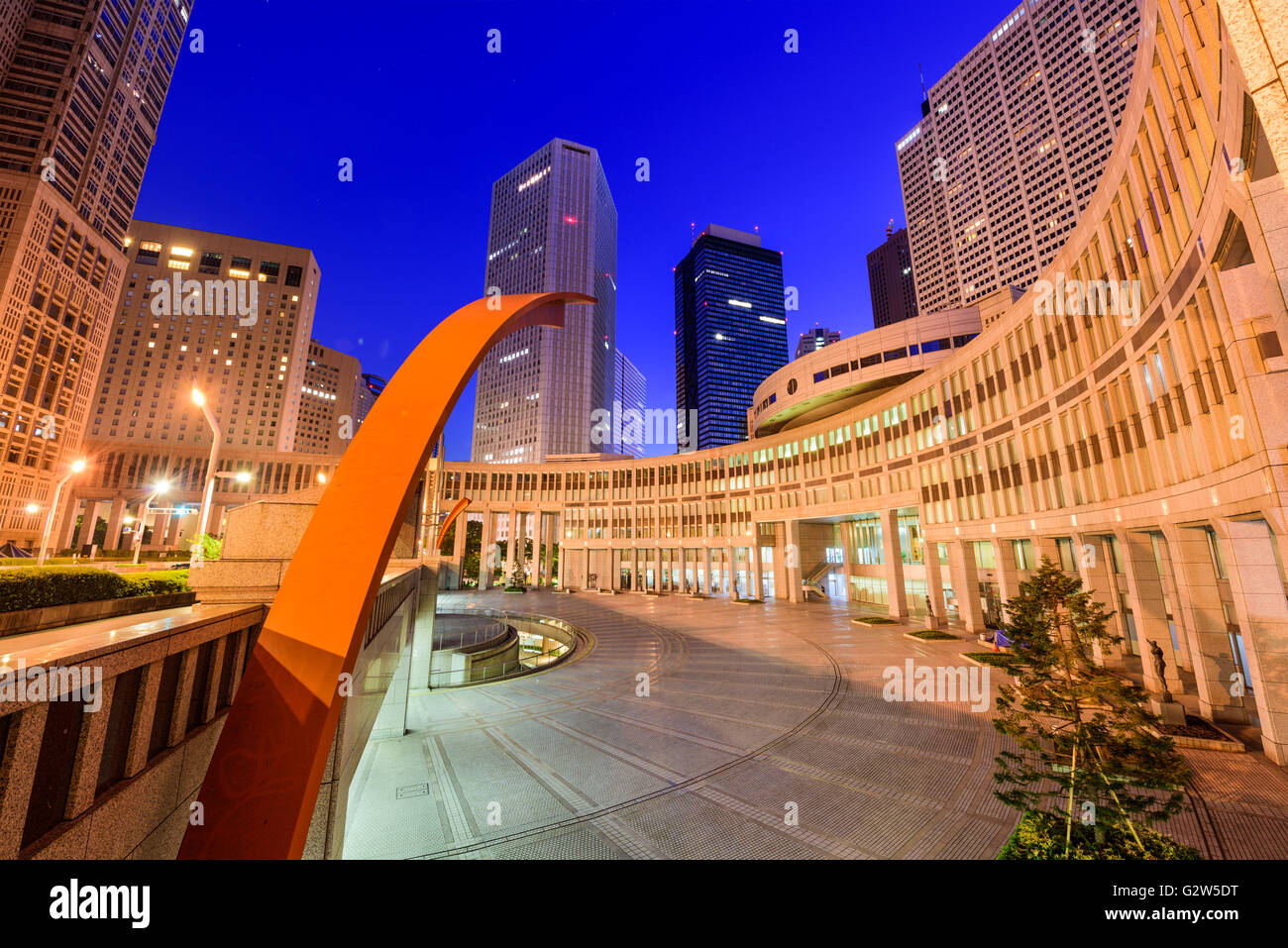 Tokyo, Japan Stadtbild unter Regierungsgebäude im Stadtteil Nishi-Shinjuku. Stockfoto
