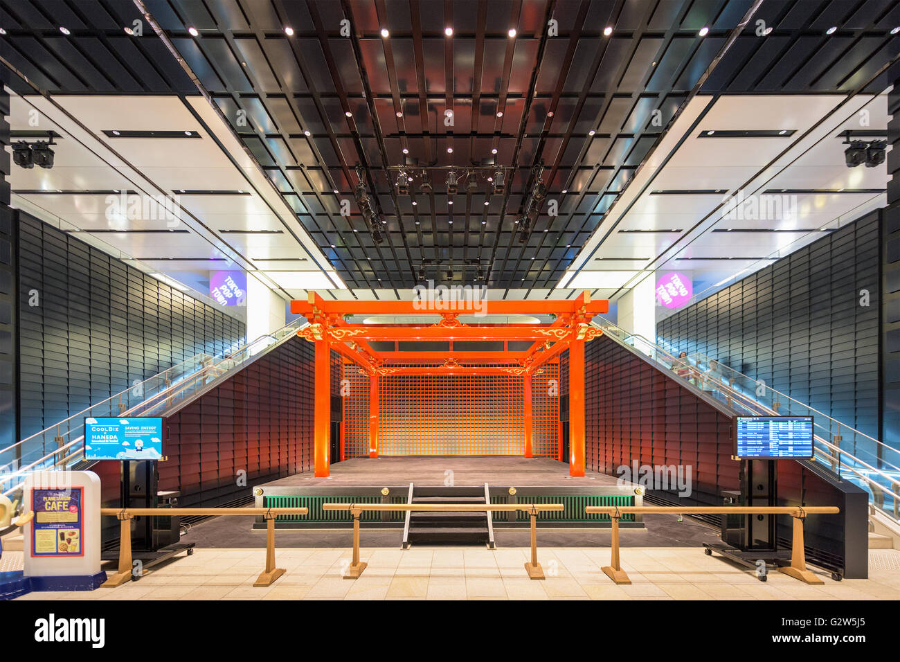 Tokio - 1. September 2015: Die traditionelle Bühne in Flughafen Tokio-Haneda. Die Bühne ist Teil des Edo-Marktes im Terminal. Stockfoto