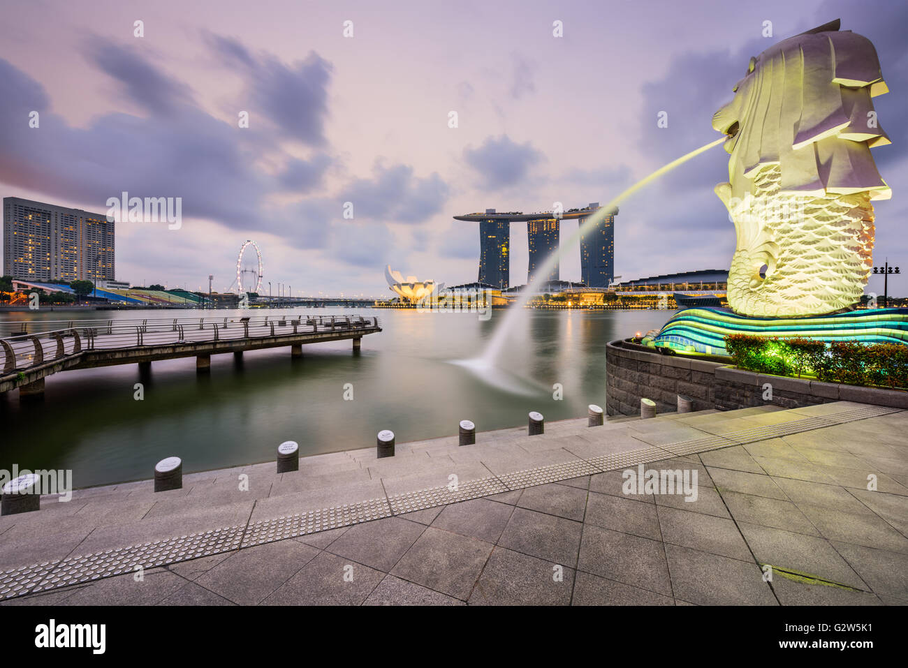 Der Merlion-Brunnen an der Marina Bay in Singapur. Stockfoto