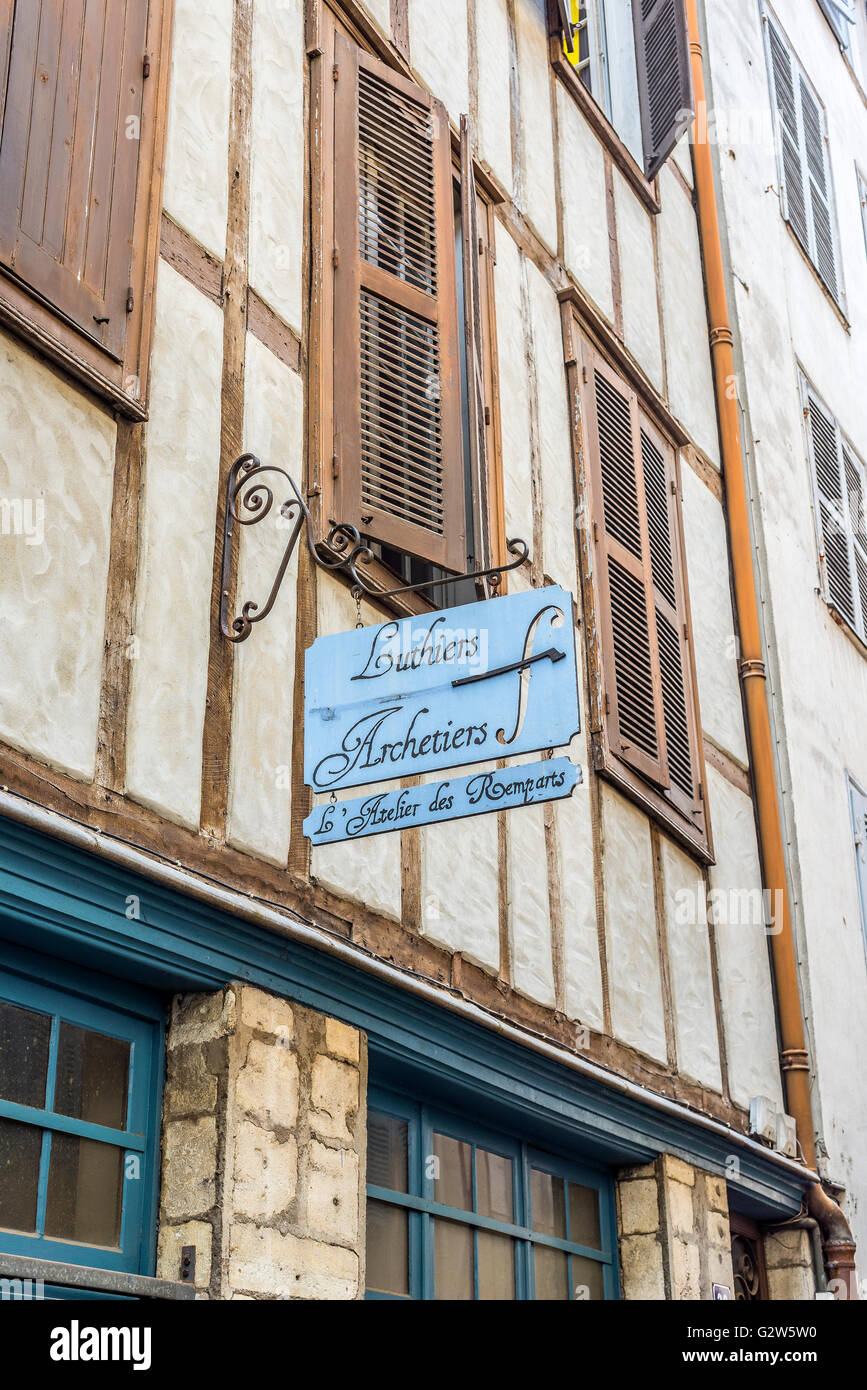 Gitarrenbauer Schild in einer Fassade aus typischen Gebäude von Aquitanien. Bayonne, Frankreich. Stockfoto