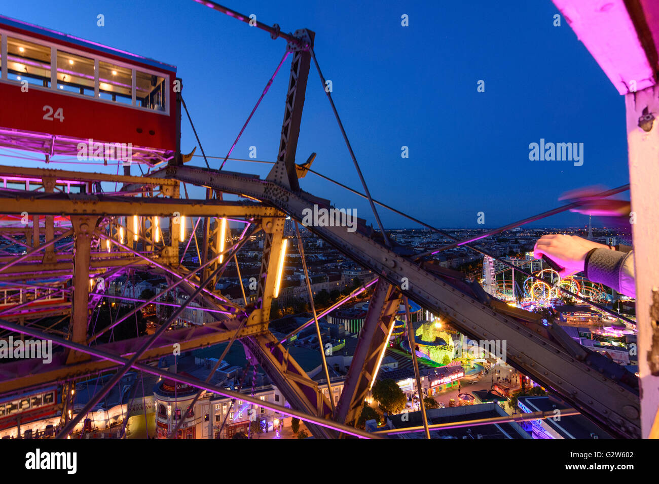 Blick aus dem Riesenrad im Prater Vergnügungspark mit der Hand des Fotografierens Tourist, Österreich, Wien, Wien Stockfoto