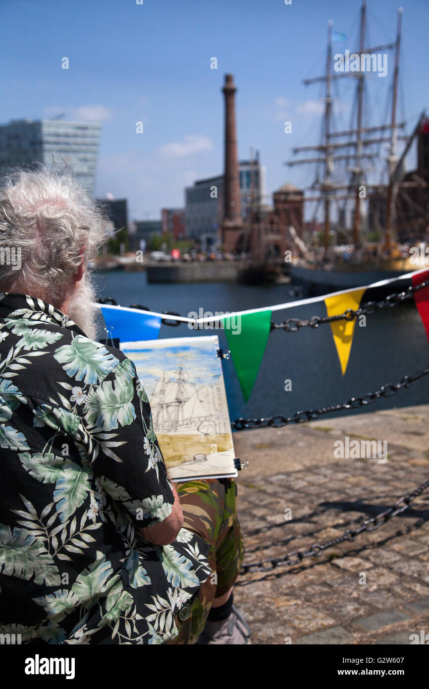 Captain David Hawker, (Nektar Anzeige Ruhm), Kunstmalerin Schiffe in Dockland, auf den Fluss Mersey Aquarell Künstler Aufnahme der Szene am Canning Dock anlässlich des internationalen River Festival statt.  Großsegler wurden zur öffentlichen Einsicht eine bedeutende touristische Attraktion am Flussufer Standort in Merseyside festgemacht. Stockfoto