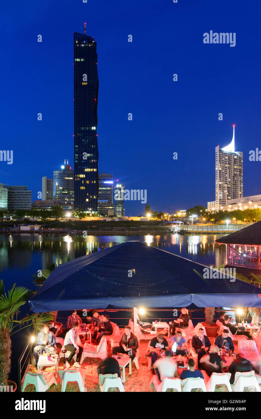 Neue Donau mit den Orten der Unterhaltung der versunkenen Stadt auf der Donauinsel, Donaucity, DC Tower 1 mit Hochhaus Neue Stockfoto