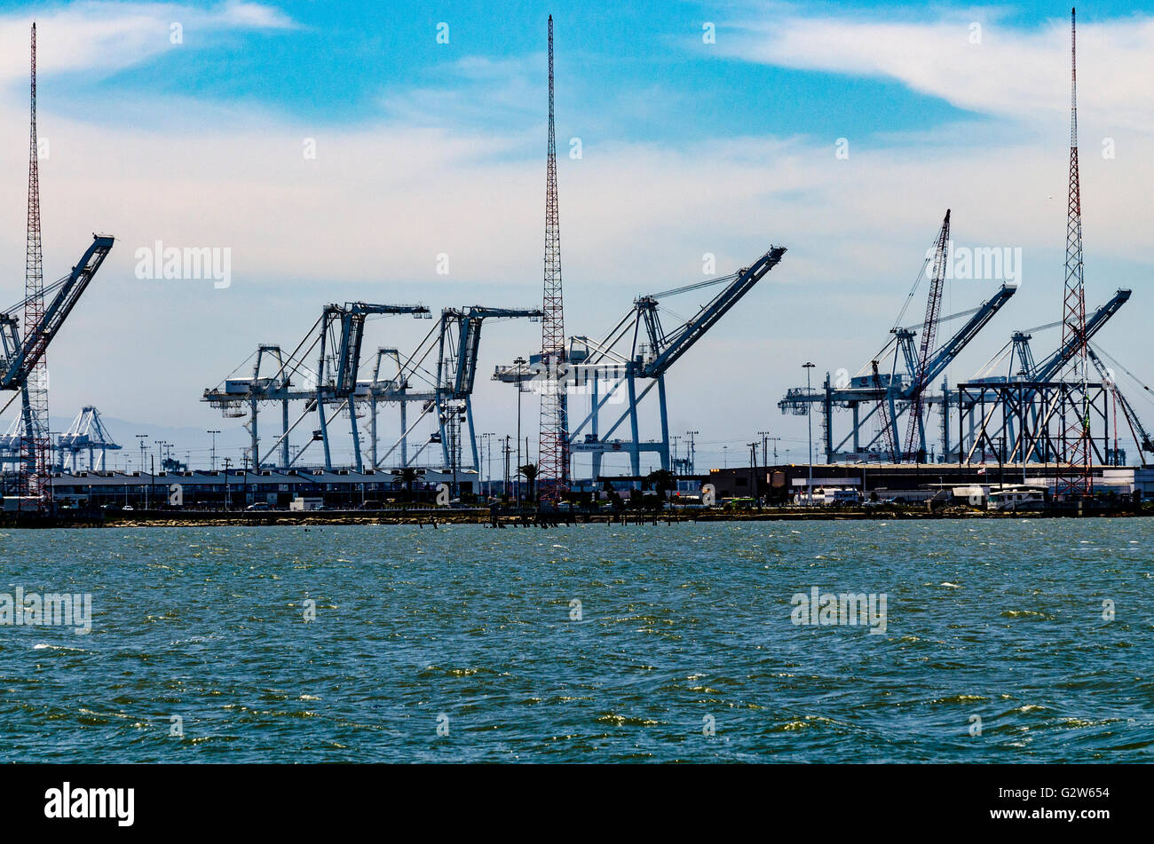 Containerkrane und Antennen an den Hafen von Oakland California von Powell Street in Emeryville gesehen. Stockfoto