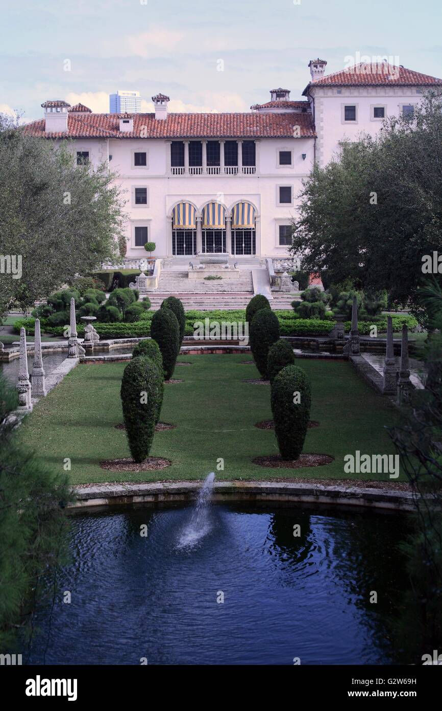 Haupthaus und formale Gärten im historischen Vizcaya Museum an der Biscayne Bay im Bereich Coconut Grove von Miami, Florida. Stockfoto