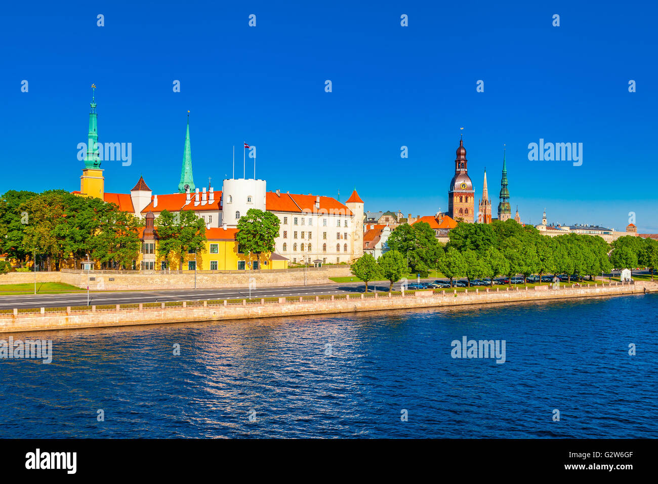 Die Altstadt Rigas und den Fluss Daugava, die Rigaer Schloss, Dom zu Riga, St. Peters Kirche. Riga, Lettland Stockfoto